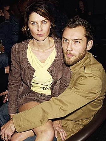 裘德-洛(右)与前妻塞迪·弗罗斯特