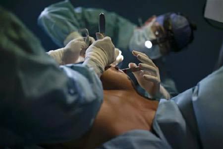 2009年11月5日,加拉加斯某诊所的隆胸手术场景