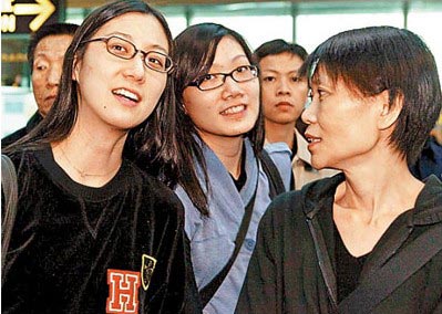 马英九爱女马唯中(左)和马元中(中),右为周美青