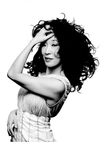 吴珊卓至于凭《实习医人格蕾》一剧走红电视界的美籍韩裔女星吴珊卓则