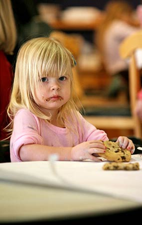 好莱坞明星宝宝的可爱吃相(组图)(5)