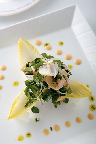 玉兰菜配什锦蘑菇沙拉