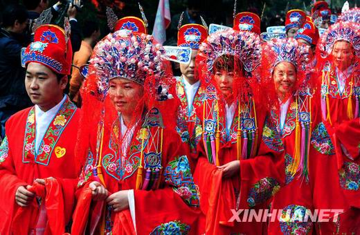 身穿传统婚装的新人进入婚典现场