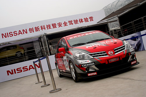 图为活动现场东风日产tiida nismo版赛车
