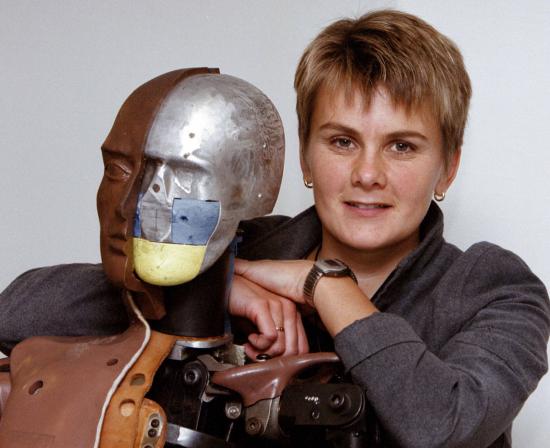 研制碰撞测试假人是一个非常复杂的工程,目标是要造得尽量接近真人,与