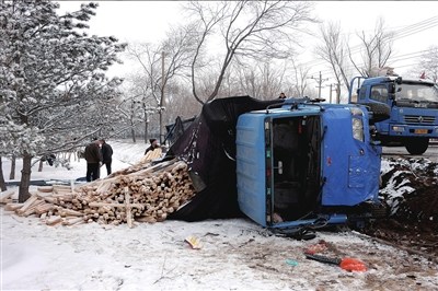 撞断大树货车侧翻 雪天路滑注意行车安全