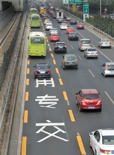 京通快速路冰火两重天 公交车痛快 私家车堵心
