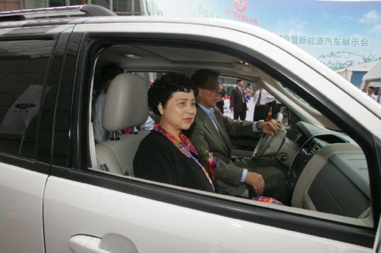 重庆市副市长童小平试驾福特escape插电式混合动力车