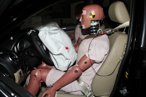 驾驶席假人仅胸部和右腿略有损伤