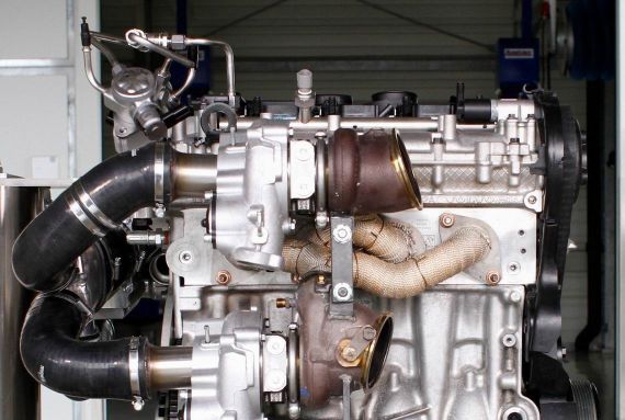 0升四缸发动机采用三增压配气系统,峰值马力输出高达444 bhp,升功率