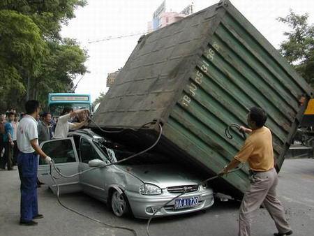 组图:兰州大货车上集装箱掉落压扁路过的轿车_新浪汽车_新浪网