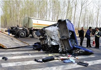 北京一油罐车车头撞飞 消防员破拆救司机