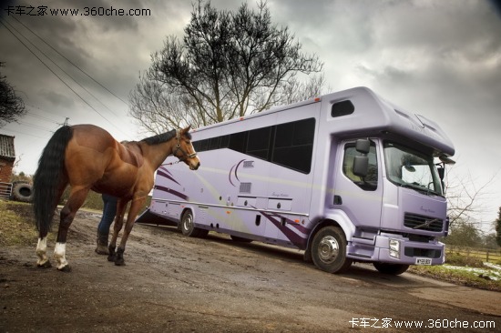 这辆马匹运送车是在沃尔沃fl-240底盘上改装的,整车分为三个部分