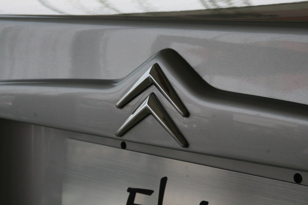 神龙汽车爱丽舍尾部车标