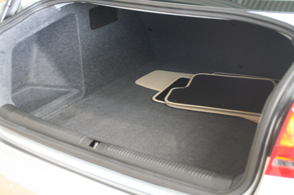 一汽大众新奥迪a4后备厢