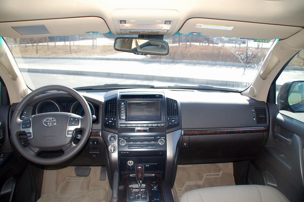 兰德酷路泽内饰