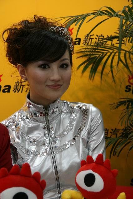 华晨展台汽车模特陈欢陈欢:现在最喜欢华晨展台的就是那款黄色的m3