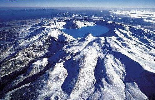 正文|2010年05月24日14:19   长白山天池又称白头山天池,坐落在吉林省