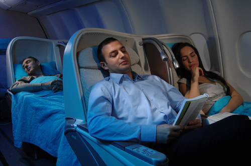 如果旅客需要躺下休息,也可以听听广播或者观看最新上映的电影.