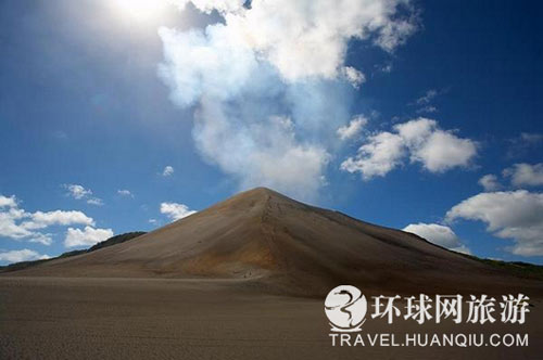 伟岸挺拔的锥形大山兀自立在苍凉荒芜的火山沙原上