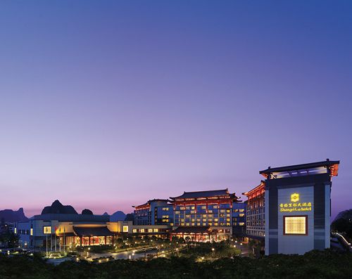 酒店拥有449间客房,可俯瞰风景秀丽的漓江美景,只需10分钟车程即可