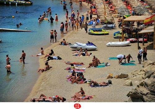 米克诺斯海滩:同性恋的伊甸园(组图)(3)
