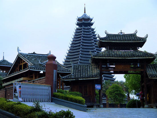 光影相随 炫彩三江侗族建筑