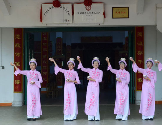 京族"跳天灯" 祈求海神保佑