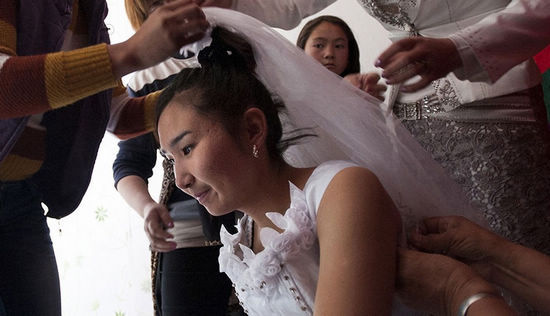 吉尔吉斯流行抢新娘男人当街掳女孩当老婆2