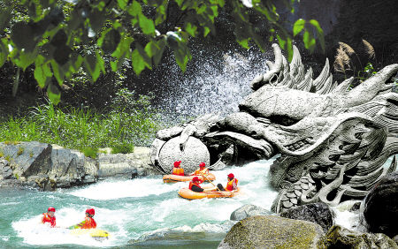 龙凤峡漂流核心景点与龙共舞.资料图片
