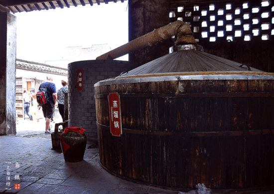 乌镇三白酒坊深巷中的传统老酒坊