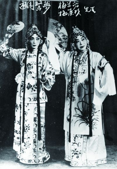 1956年肖伯訚在湖南剧院后台拍摄的梅兰芳(右)和梅葆玖.