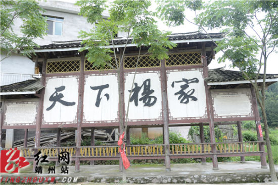 工作人员正在取景拍摄 龙沛 摄杨再思幕 龙沛 摄