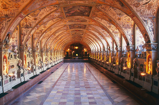 宫殿内美丽的走廊
