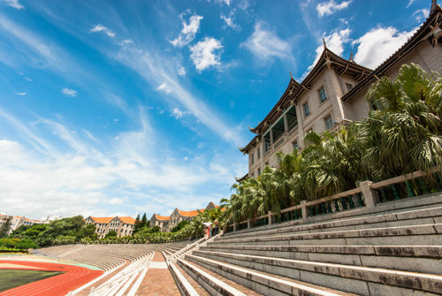 在廈門大學的嘉庚風格建築中,以建南樓群最為宏偉壯觀,它是陳嘉庚先生