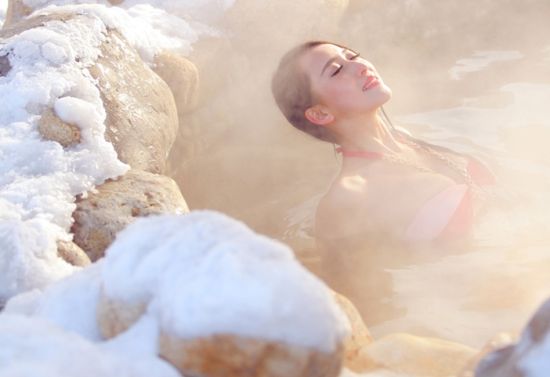 新浪旅游配图:泡室外温泉 图片来源:网络