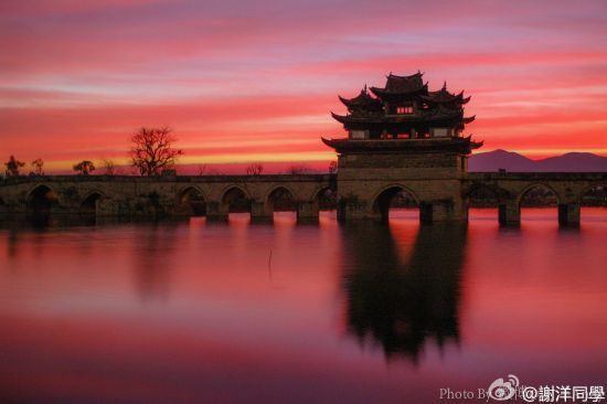 中国 云南 红河 正文  从远处看双龙桥,它突起在建水西坝的十里平川