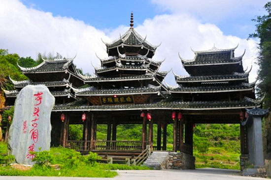 土里长芋头,山也像个芋头,索性就叫芋头,这就是芋头侗寨名字的由来.