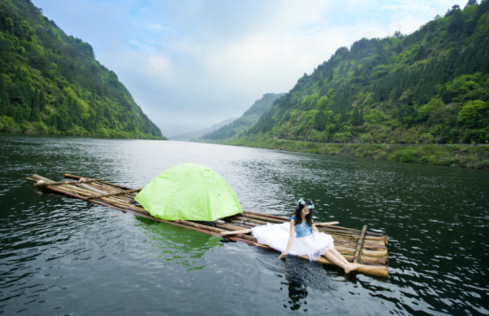 水上飞人顶帐篷图片