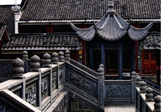 永淦古玩旅游区是以经营和展示中国古旧家具为特色,是目前世界上同行