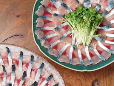 青花鱼刺身在日本很少见,除了本身不常见之外,健康因素也是这种食材