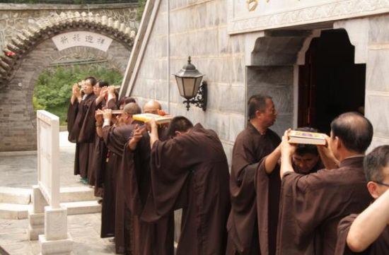 信众参与顶礼晒经