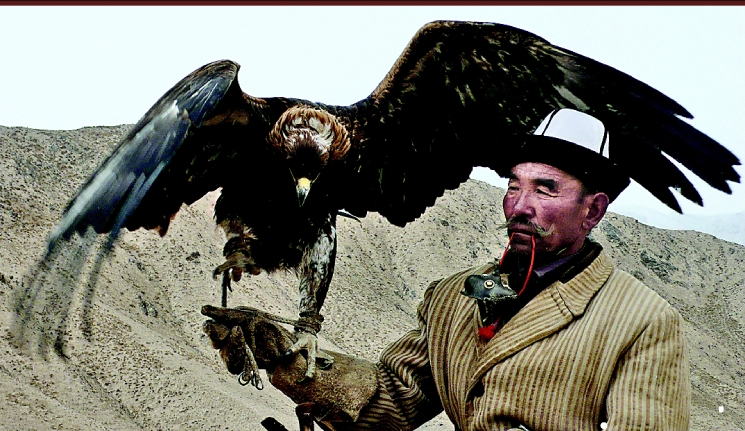 柯尔克孜人驯养猎鹰的传统:让猎鹰自由