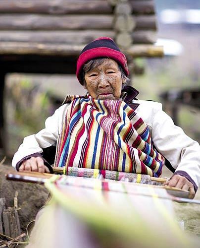编织独龙毯,是每个独龙族妇女必学的一门技艺