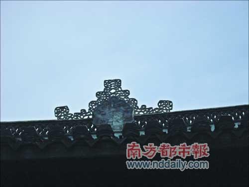 鲁迅家是官宦世家,故居屋顶的装饰也做成官帽的形状.