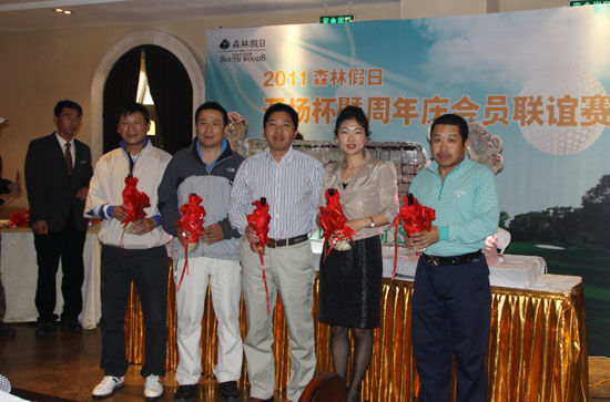 颁奖最终王金满先生以74杆的成绩获得总杆冠军;王琪女士以90杆的成绩