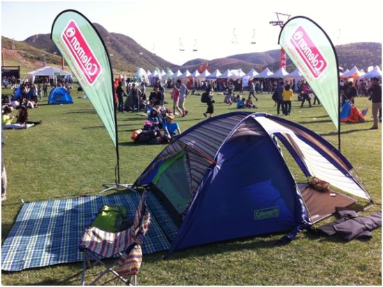 打一个帐篷在大草坪上，感受迷笛音乐节的火热氛围。
