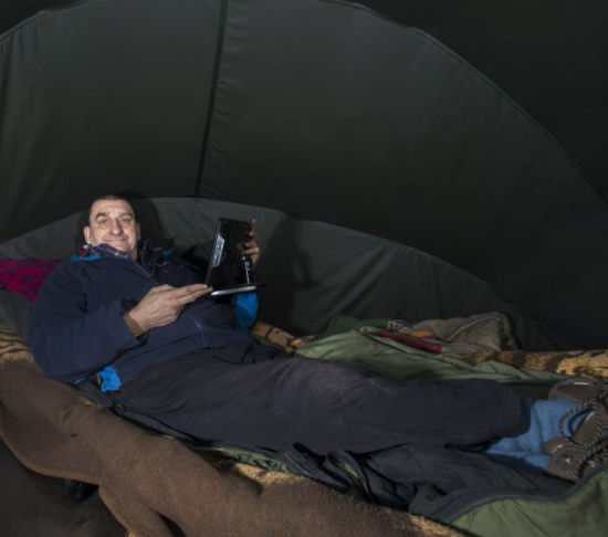 英国男子湖边搭帐篷钓鱼4年不回家