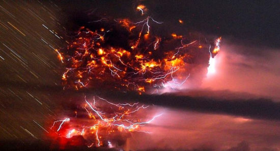 火山烟柱旁拍摄到的剧烈闪电,亮的有点不可思议