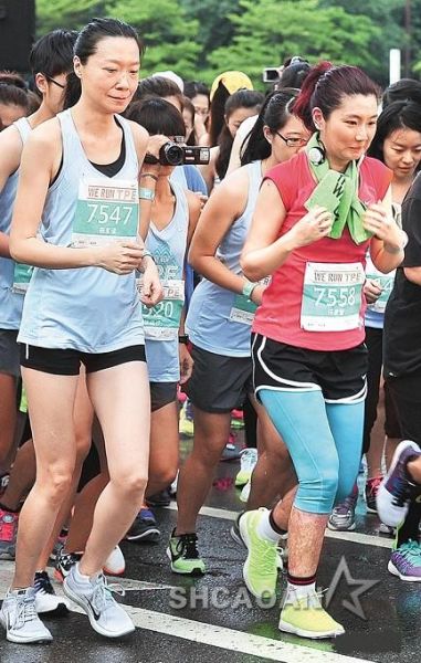 曲家瑞(左),任家萱护腿下面露出的皮肤可看出烧伤疤痕.